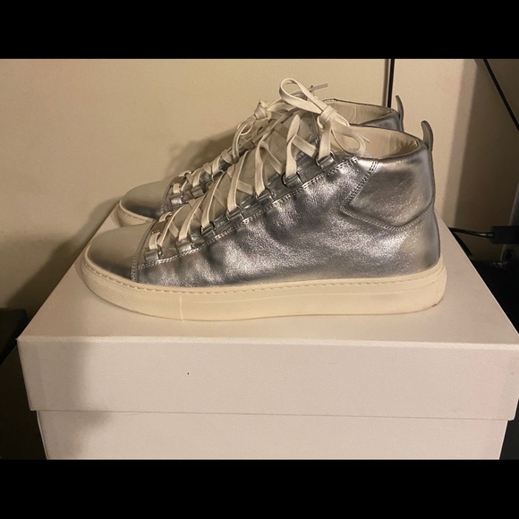 Balenciaga - Picture 3 of 6